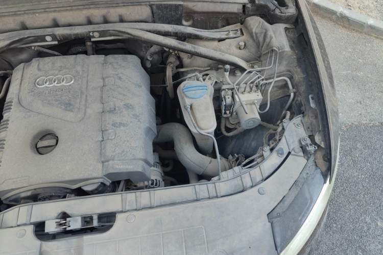 Used Audi Q5 2013 40 TFSI Comfort Edition Engine Bay Left