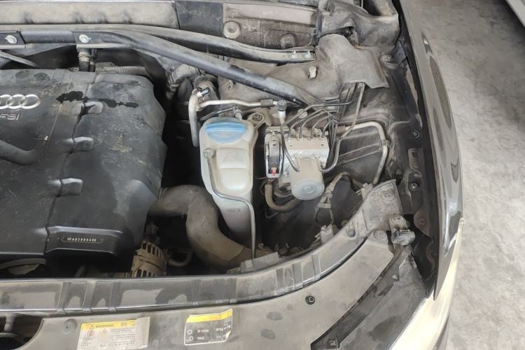 Used Audi Q5 2013 40 TFSI Ambition Engine Bay Left