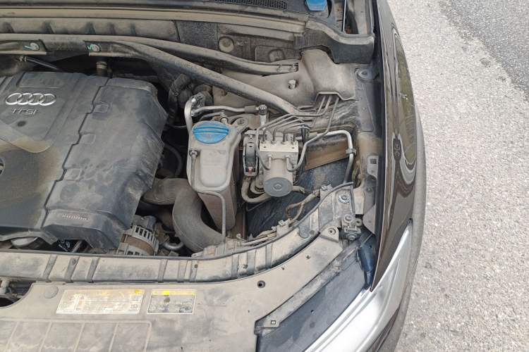 Used Audi Q5 2013 40 TFSI Technology Edition Engine Bay Left
