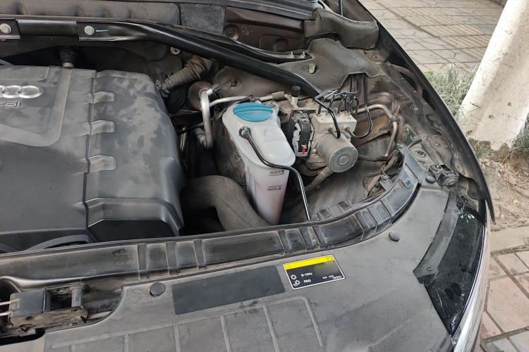 Used Audi Q5 2013 40 TFSI Technology Edition Engine Bay Left