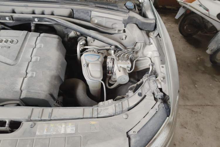 Used Audi Q5 2013 40 TFSI Ambition Engine Bay Left