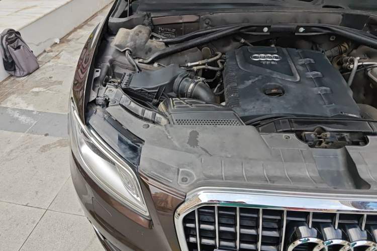 Used Audi Q5 2013 40 TFSI Ambition Engine Bay Right