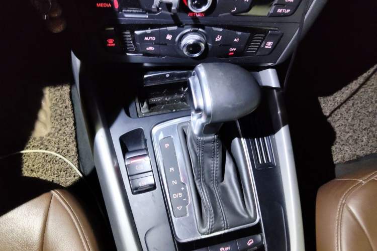 Used Audi Q5 2013 40 TFSI Ambition Gear Lever
