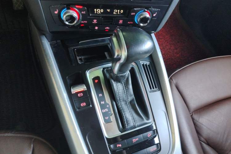 Used Audi Q5 2013 40 TFSI Technology Edition Gear Lever