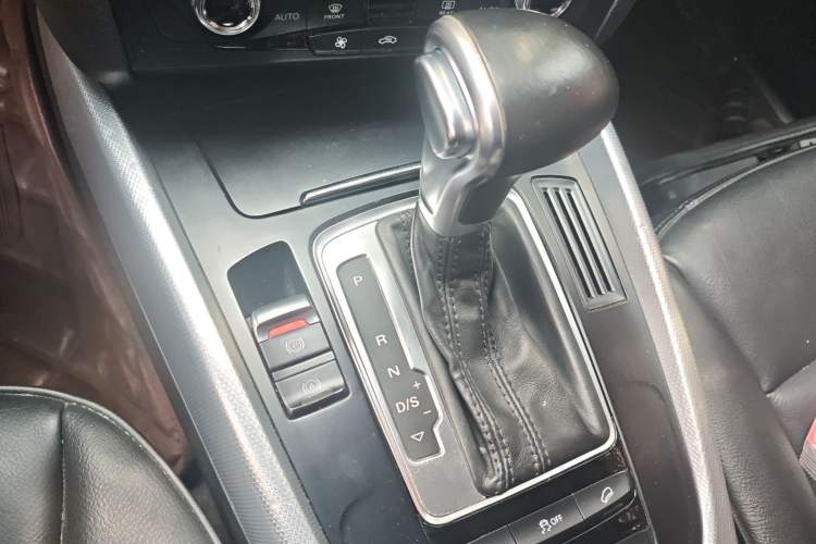 Used Audi Q5 2013 40 TFSI Technology Edition Gear Lever
