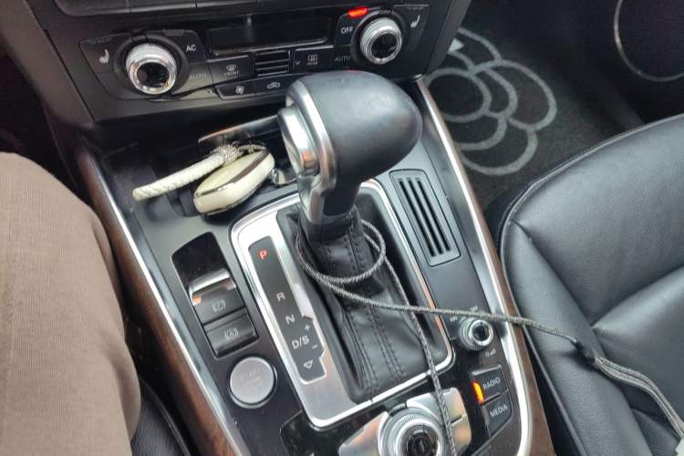 Used Audi Q5 2013 40 TFSI Comfort Edition Gear Lever
