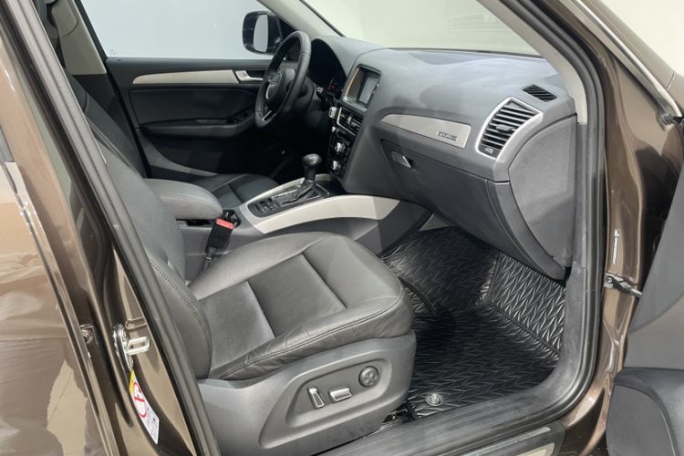 Used Audi Q5 2013 40 TFSI Ambition Interior 12