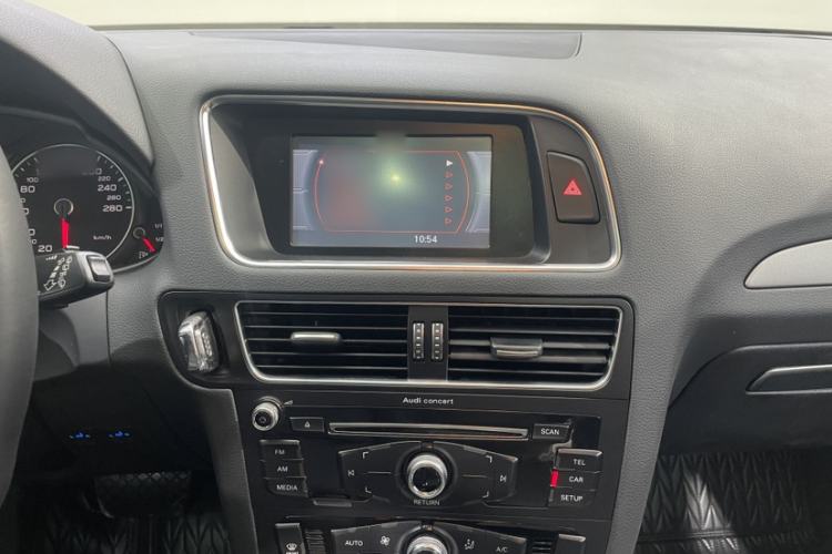 Used Audi Q5 2013 40 TFSI Ambition Interior 4