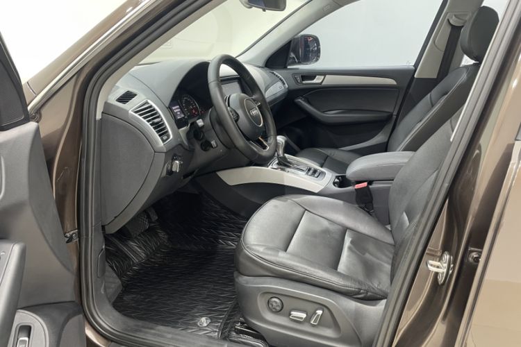 Used Audi Q5 2013 40 TFSI Ambition Interior 5