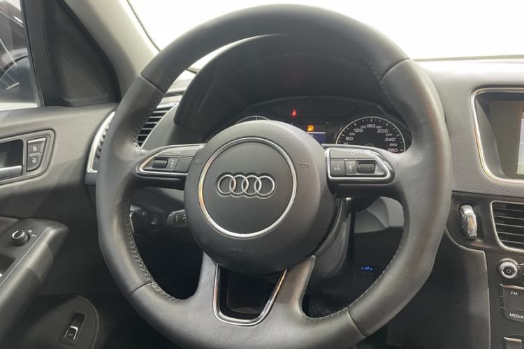 Used Audi Q5 2013 40 TFSI Ambition Interior 8