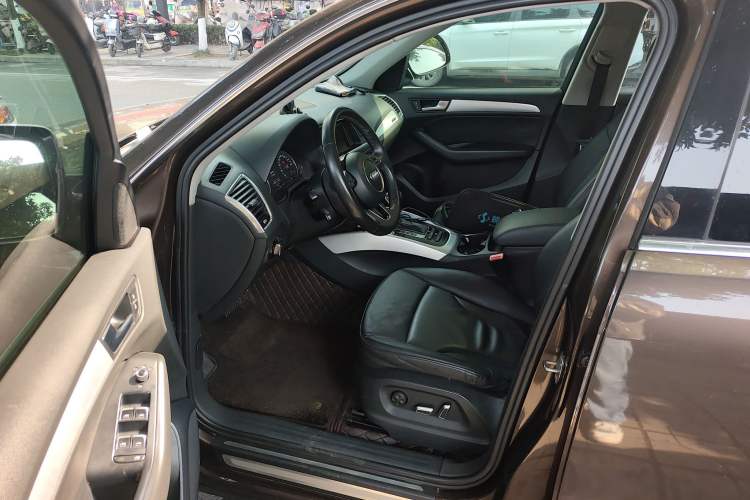 Used Audi Q5 2013 40 TFSI Technology Edition Left Front Seat