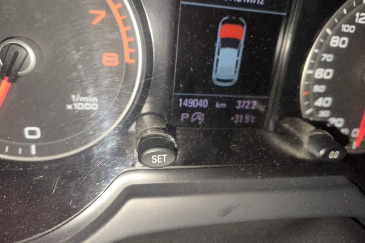 Used Audi Q5 2013 40 TFSI Comfort Edition Odometer Close Up