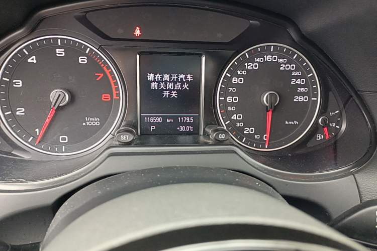 Used Audi Q5 2013 40 TFSI Comfort Edition Odometer Close Up