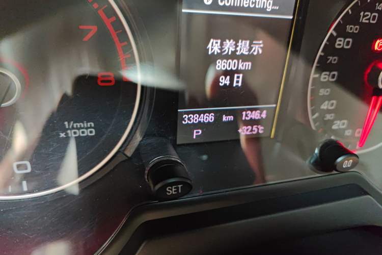 Used Audi Q5 2013 40 TFSI Comfort Edition Odometer Close Up