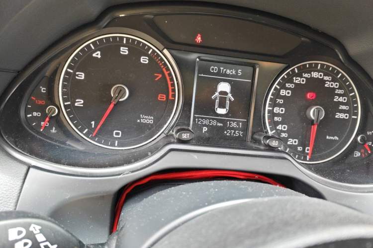 Used Audi Q5 2013 40 TFSI Ambition Odometer Close Up