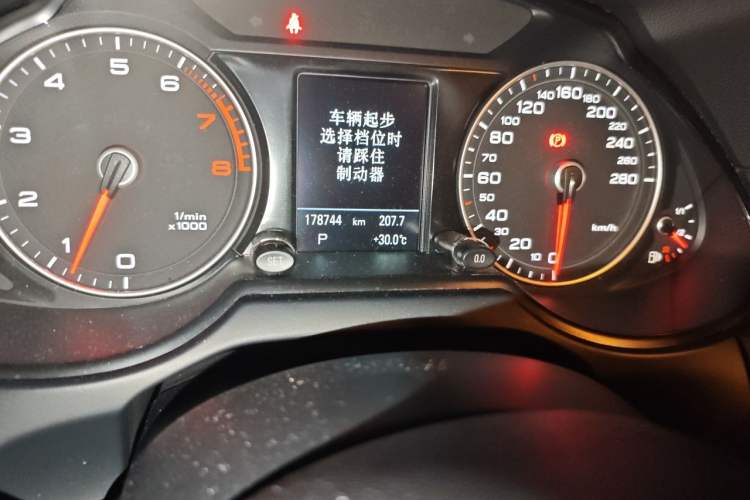 Used Audi Q5 2013 45 TFSI quattro Sport Edition Odometer Close Up