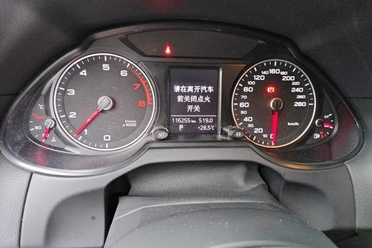 Used Audi Q5 2013 40 TFSI Ambition Odometer Close Up