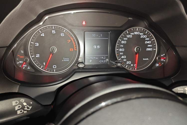 Used Audi Q5 2013 40 TFSI Technology Edition Odometer Close Up