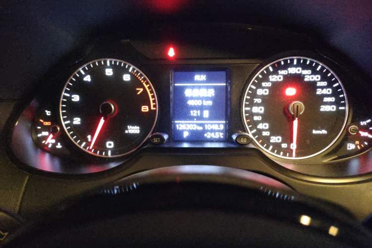 Used Audi Q5 2013 40 TFSI Technology Edition Odometer Close Up