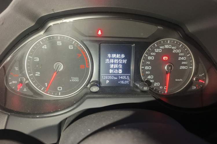 Used Audi Q5 2013 40 TFSI Technology Edition Odometer Close Up
