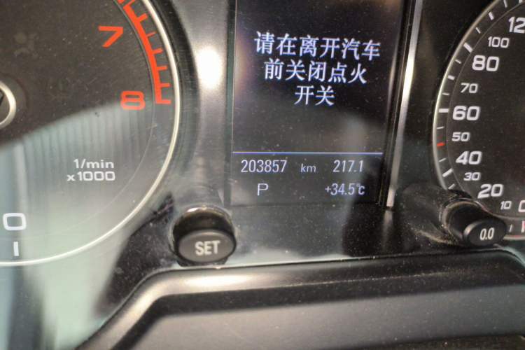 Used Audi Q5 2013 40 TFSI Comfort Edition Odometer Close Up