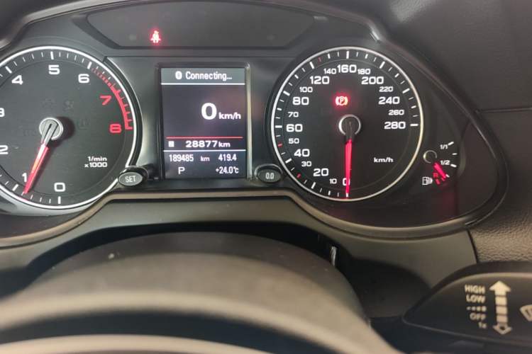 Used Audi Q5 2013 40 TFSI Comfort Edition Odometer Close Up