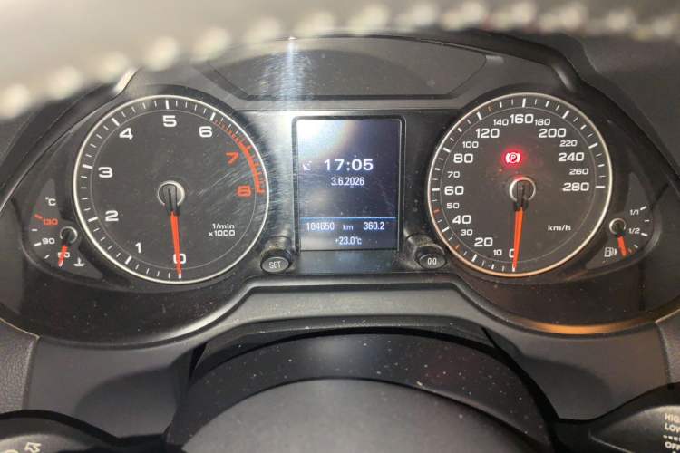 Used Audi Q5 2013 40 TFSI Comfort Edition Odometer Close Up