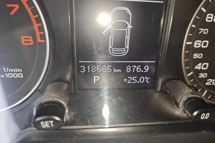 Used Audi Q5 2013 40 TFSI Comfort Edition Odometer Close Up
