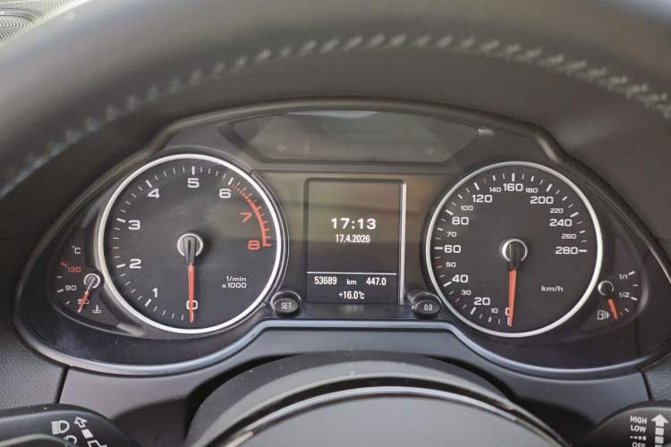 Used Audi Q5 2013 45 TFSI quattro off-road version Odometer Close Up