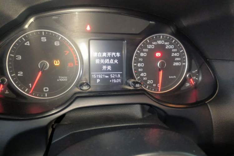 Used Audi Q5 2013 40 TFSI Technology Edition Odometer Close Up