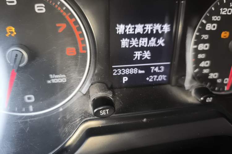 Used Audi Q5 2013 40 TFSI Technology Edition Odometer Close Up