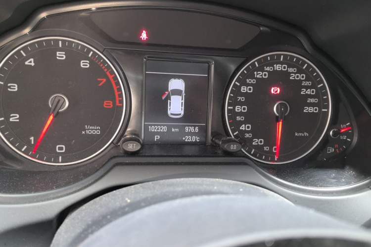 Used Audi Q5 2013 45 TFSI quattro Sport Edition Odometer Close Up