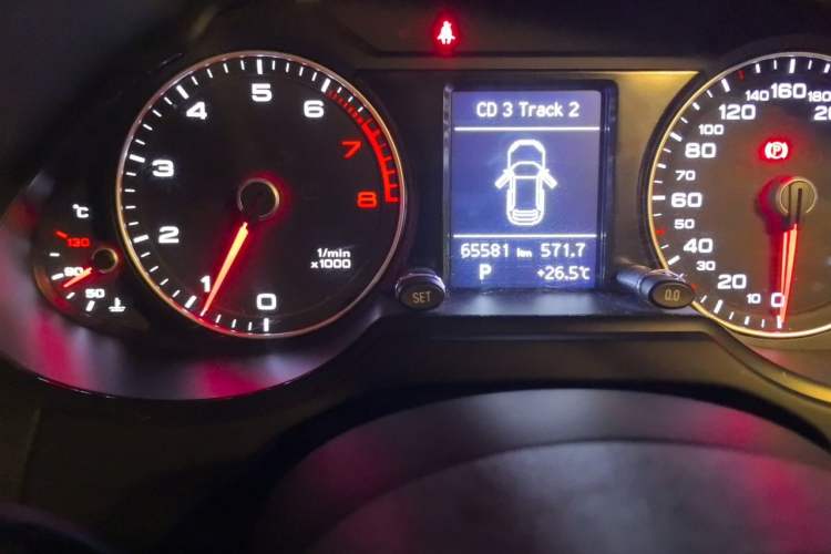 Used Audi Q5 2013 40 TFSI Technology Edition Odometer Close Up