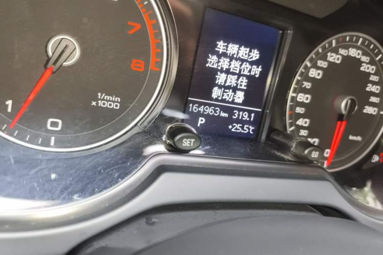 Used Audi Q5 2013 40 TFSI Technology Edition Odometer Close Up