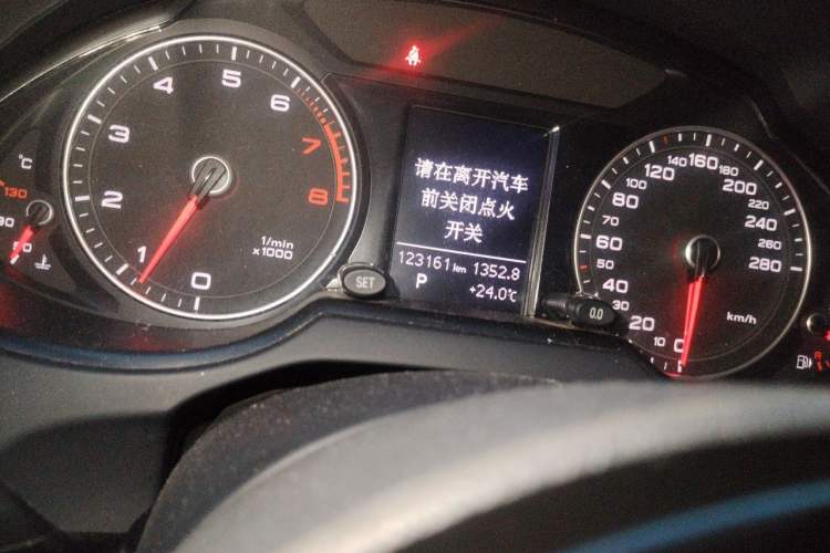 Used Audi Q5 2013 40 TFSI Technology Edition Odometer Close Up