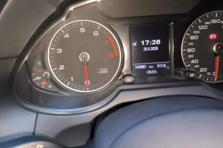 Used Audi Q5 2013 40 TFSI Comfort Edition Odometer Close Up