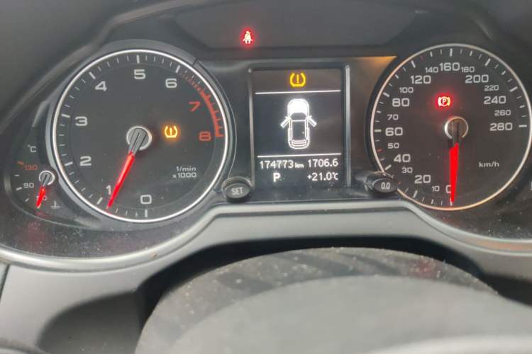 Used Audi Q5 2013 40 TFSI Technology Edition Odometer Close Up