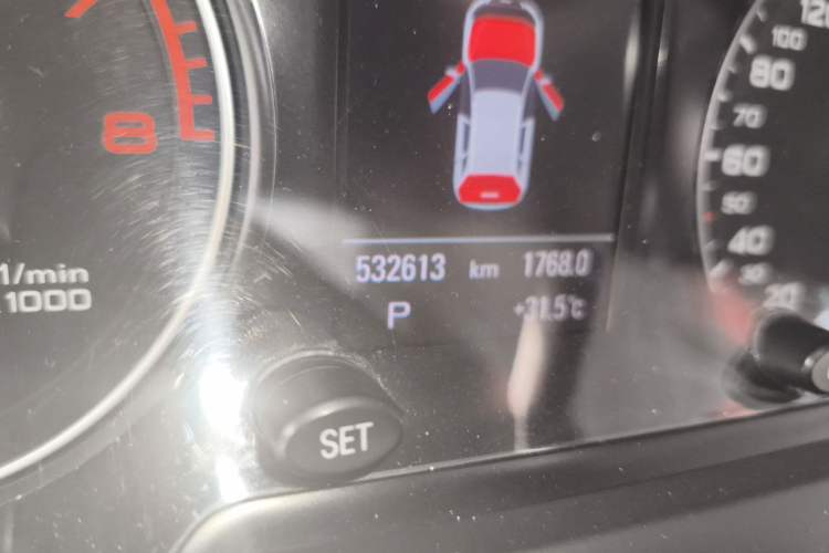 Used Audi Q5 2013 40 TFSI Comfort Edition Odometer Close Up