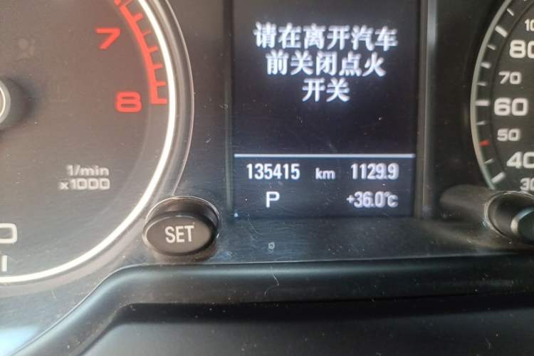 Used Audi Q5 2013 40 TFSI Comfort Edition Odometer Close Up