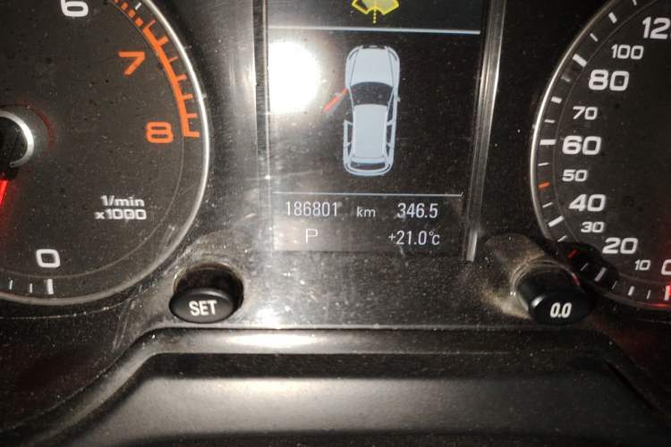Used Audi Q5 2013 40 TFSI Comfort Edition Odometer Close Up