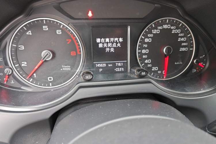 Used Audi Q5 2013 40 TFSI Comfort Edition Odometer Close Up