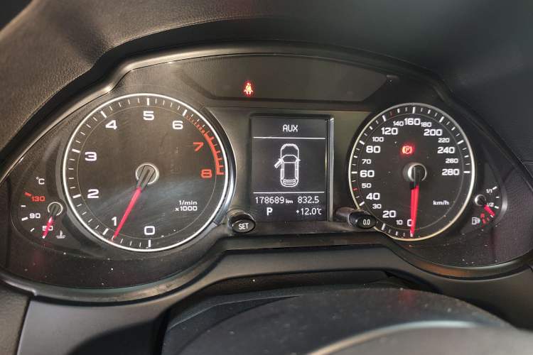 Used Audi Q5 2013 40 TFSI Technology Edition Odometer Close Up