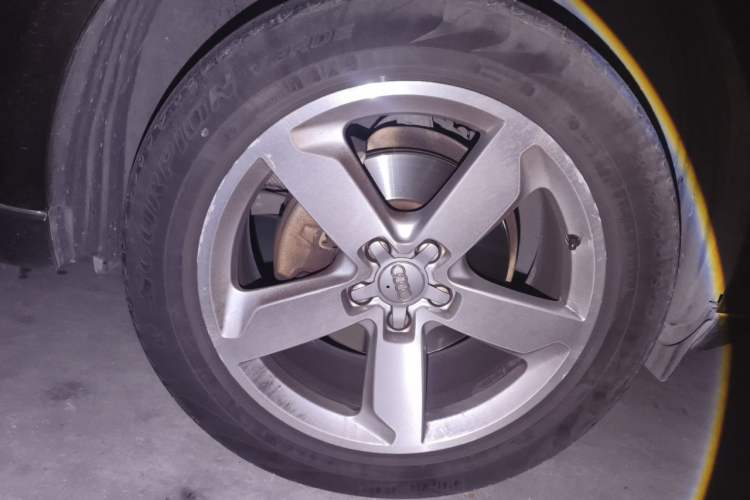 Used Audi Q5 2013 40 TFSI Comfort Edition Right Front Wheel Hub