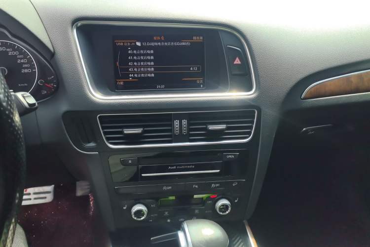 Used Audi Q5 2013 40 TFSI Comfort Edition Audio And AC Panel