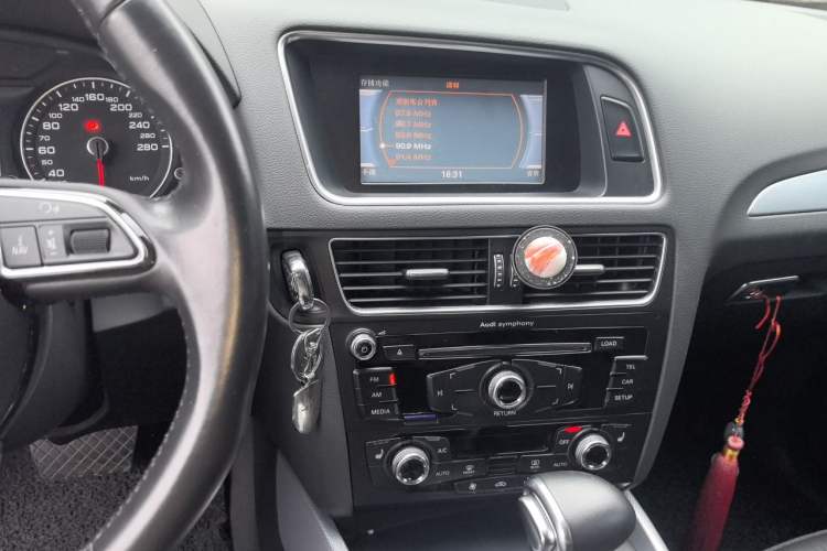 Used Audi Q5 2013 40 TFSI Technology Edition Audio And AC Panel