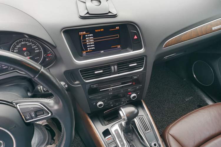 Used Audi Q5 2013 40 TFSI Comfort Edition Audio And AC Panel