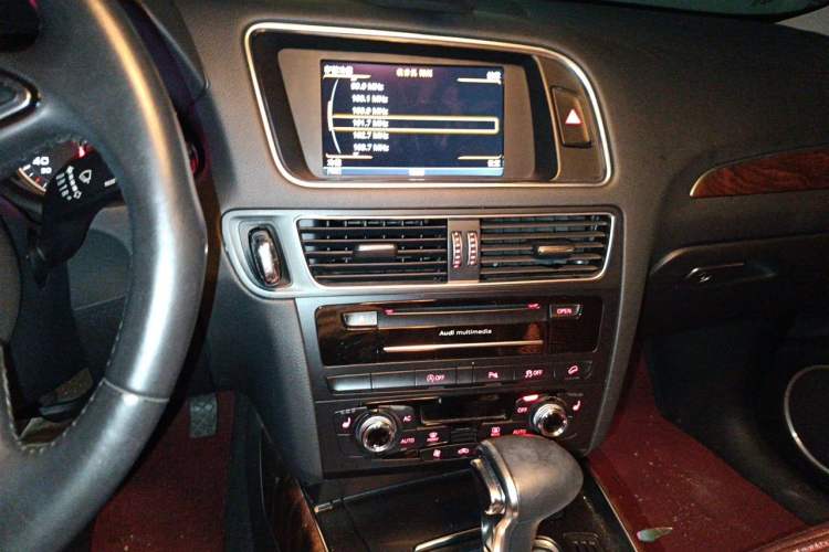 Used Audi Q5 2013 40 TFSI Ambition Audio And AC Panel