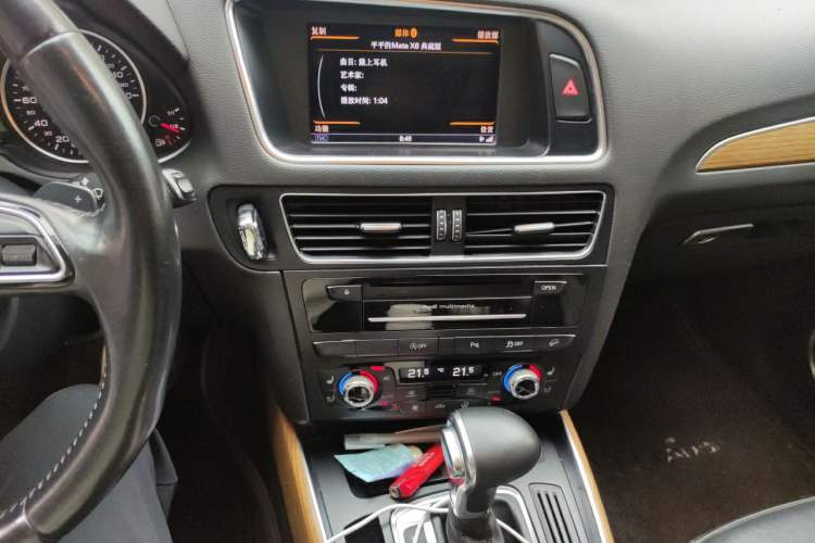 Used Audi Q5 2013 40 TFSI Luxury Model Audio And AC Panel