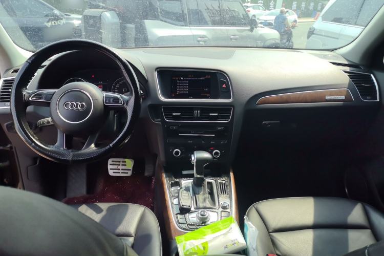 Used Audi Q5 2013 40 TFSI Comfort Edition Center Console