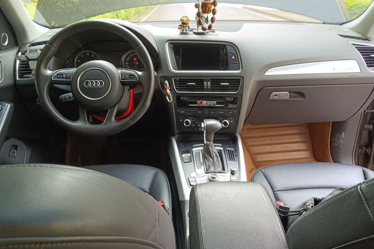 Used Audi Q5 2013 40 TFSI Technology Edition Center Console